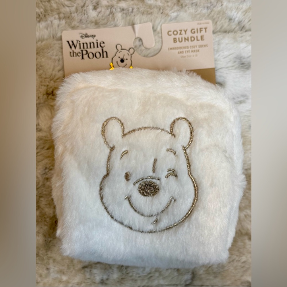 *NWT* Winnie the Pooh Embroidered Faux Fur Gift Set w/Pouch, Socks & Eye Mask
